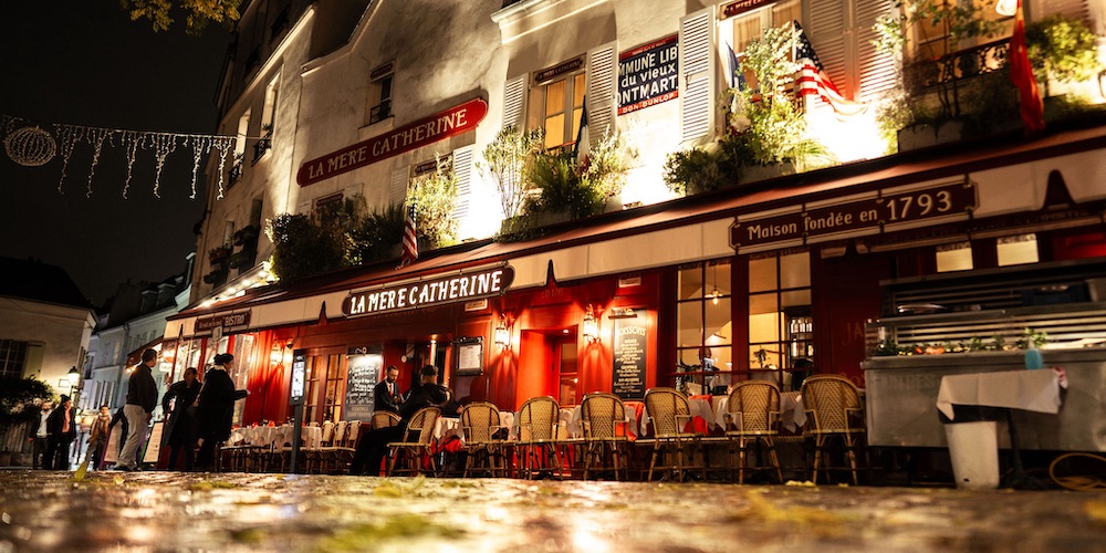 The exterior of La Mere Catherine at night, on Place due Tertre, photo La Mere Catherine