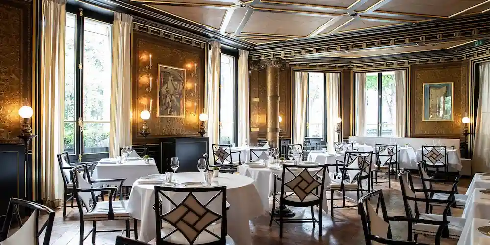 Formal dining room at restaurant Le Gabriel  in Paris