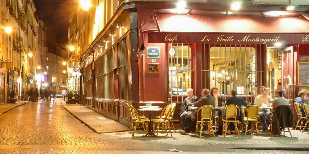 Rue Montorgeuil at night, photo Flickr by JJ Pavis