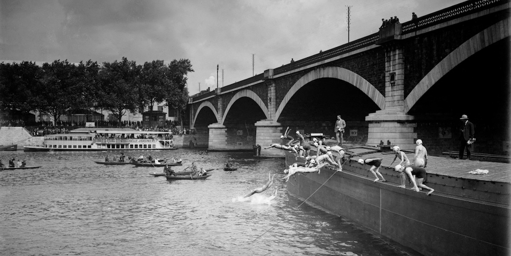 Swimming in the Seine in 1923, photo Roger-Viollet
