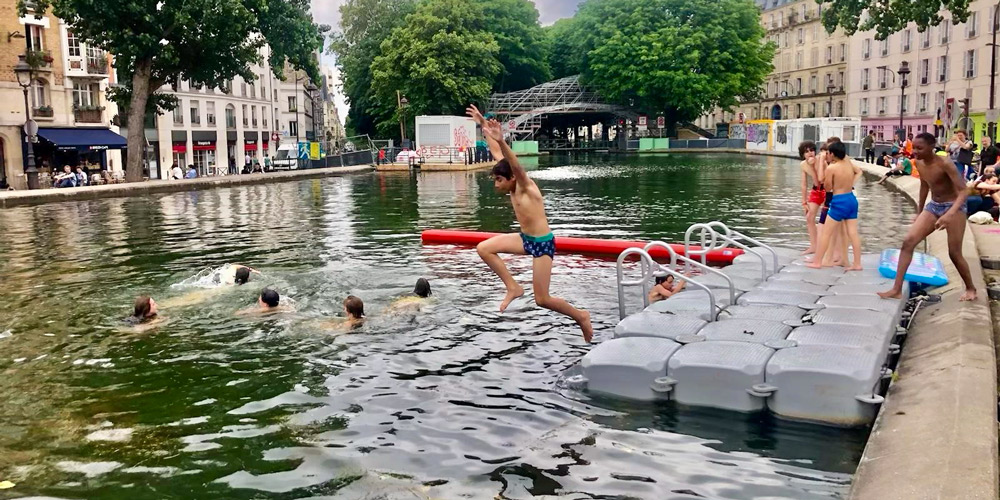 Boys swimming off a dock in Canal St Martin, photo Ville de Paris