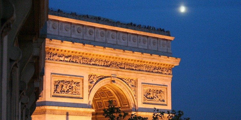 Arc de Triomphe at ngiht, photo by Mark Craft