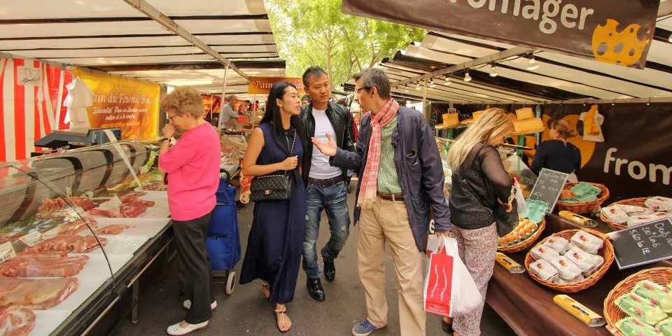 In a food market in paris a group of students are on a Tour, followed by a classic cooking class