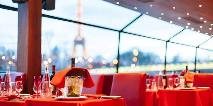 Tables set in red tableloths for a lunch cruise in Paris