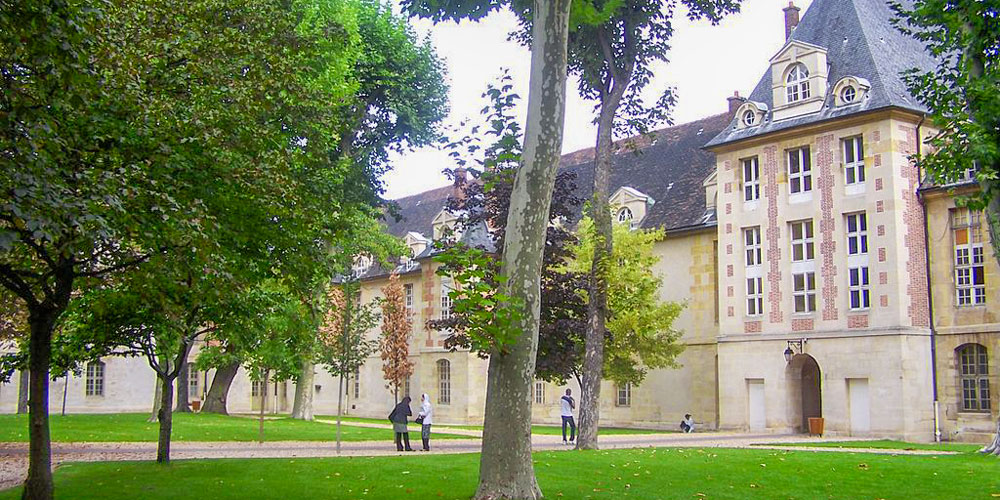 Hopital Saint-Louis Square