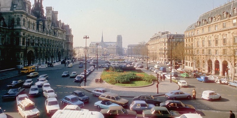 Traffic on the parvis