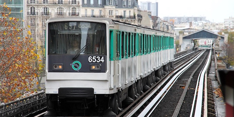 Rubber tires on Metro care, Line 6, Photo by Maurits90