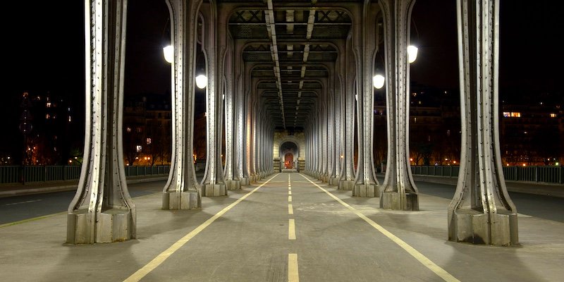 Pont de Bir-Hakeim columns at night