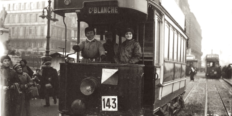 Women tram drivers in WW1