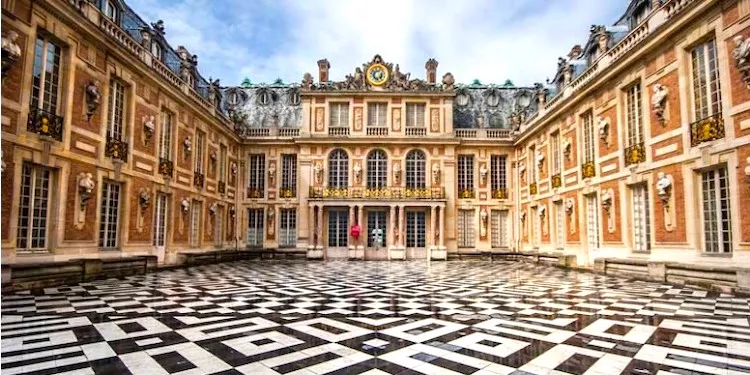 View of the main entrance of the chateau de Versailles in the morning